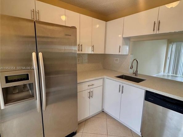 4879 N Hemingway Cir, Margate FL 33063