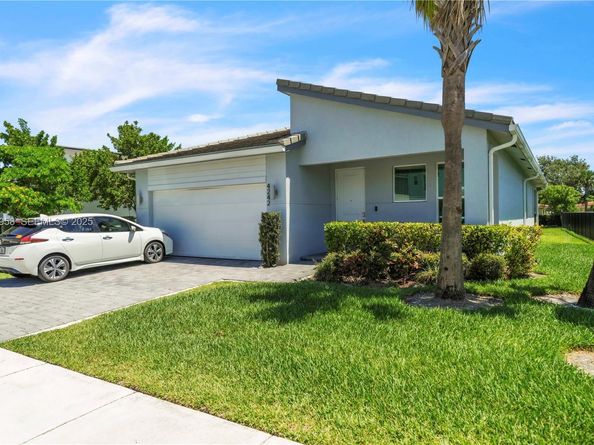 4242 Rosa Dr, Deerfield Beach FL 33064