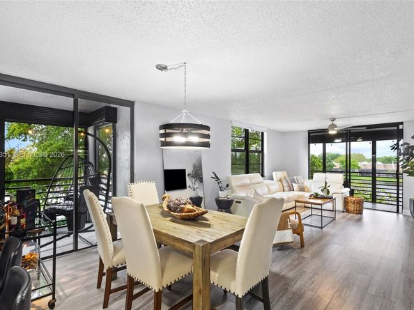 1101 Colony Point Cir 301, Pembroke Pines FL 33026