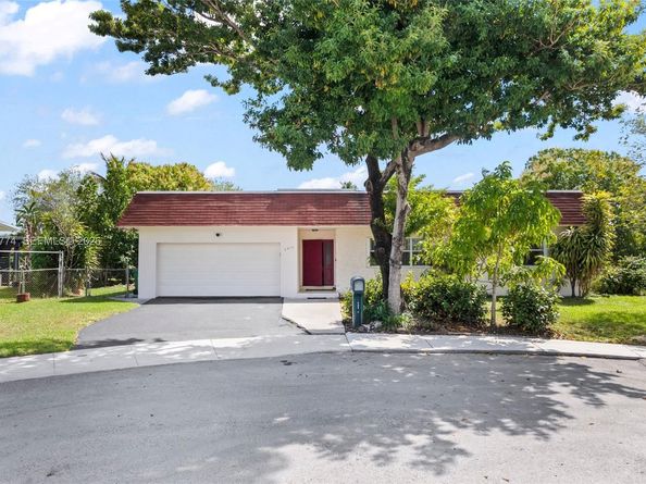 8310 SW 26th Pl, Davie FL 33328