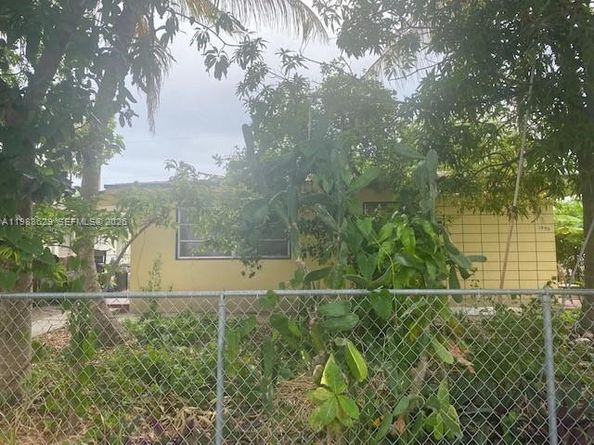 1990 NE 168 St, North Miami Beach FL 33162