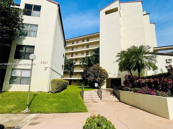 2309 S Cypress Bend Dr 311D, Pompano Beach FL 33069