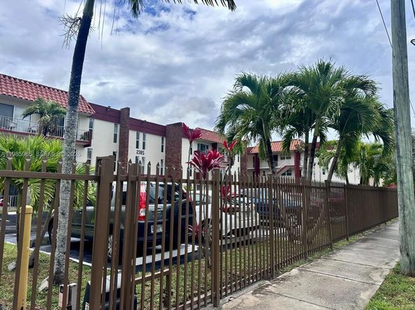 2385 NW 11th St B16, Miami FL 33125