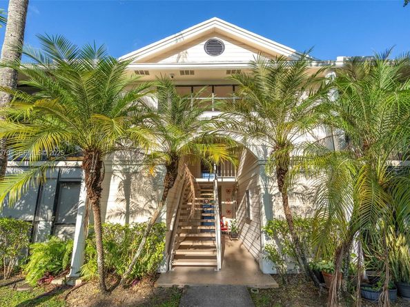 907 NE 199th St 101, Miami FL 33179