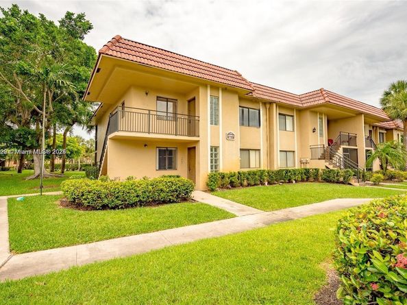 350 Lakeview Dr 201, Weston FL 33326