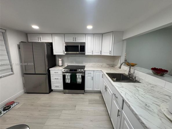 900 Colony Point Cir 218, Pembroke Pines FL 33026