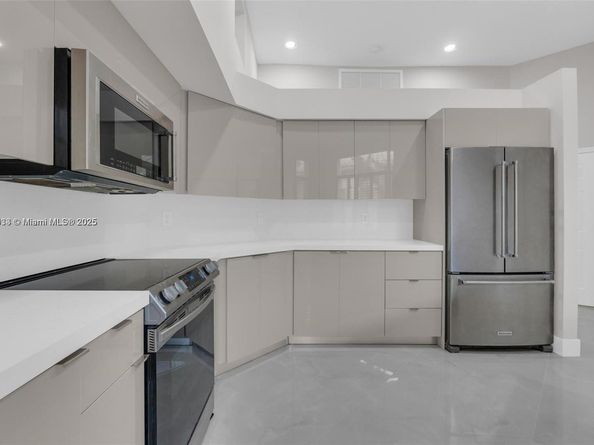 2553 Bay Pointe Dr, Weston FL 33327