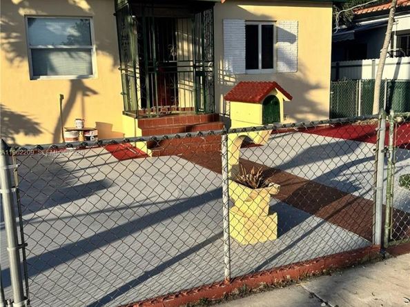 3445 NW 2nd St, Miami FL 33125