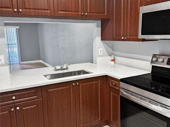 10313 NW 8th St 205, Pembroke Pines FL 33026