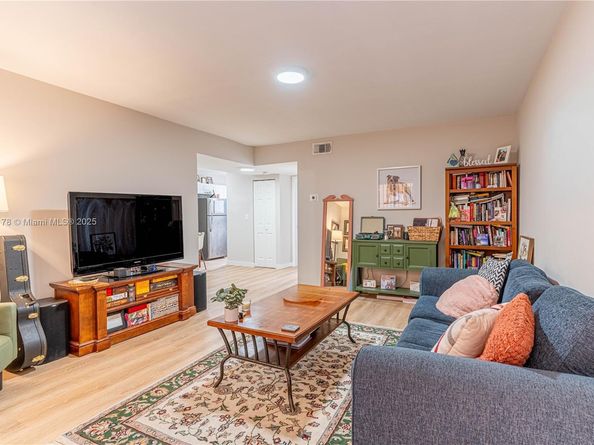 2921 SW 10th St 26, Miami FL 33135