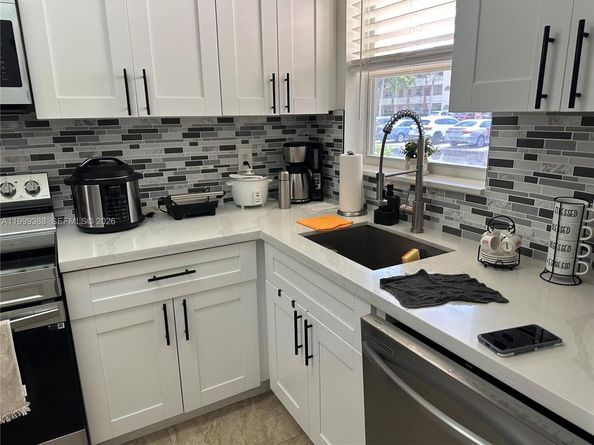 8021 N Sunrise Lakes Dr 101, Sunrise FL 33322