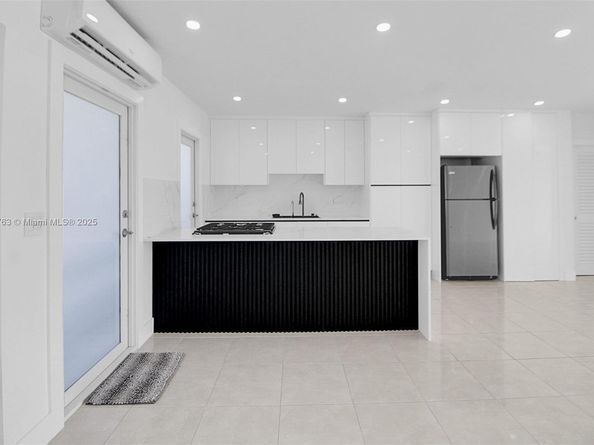 2700 NE 135th St 12, North Miami FL 33181