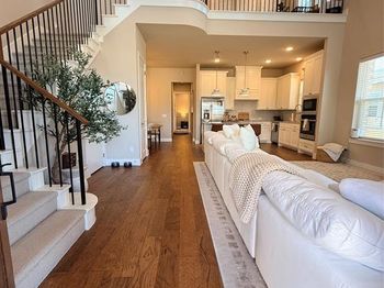 8044  Thomas Crossing 
