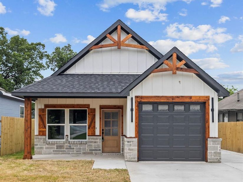 1004 W Broadus Avenue , Fort Worth Texas 76115