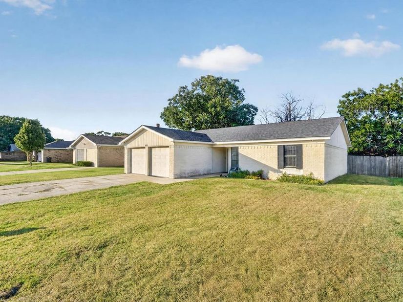 1200 E Georgian Road , Saginaw Texas 76179