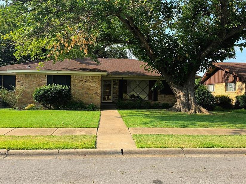 1210  Vicksburg Drive , Garland Texas 75041