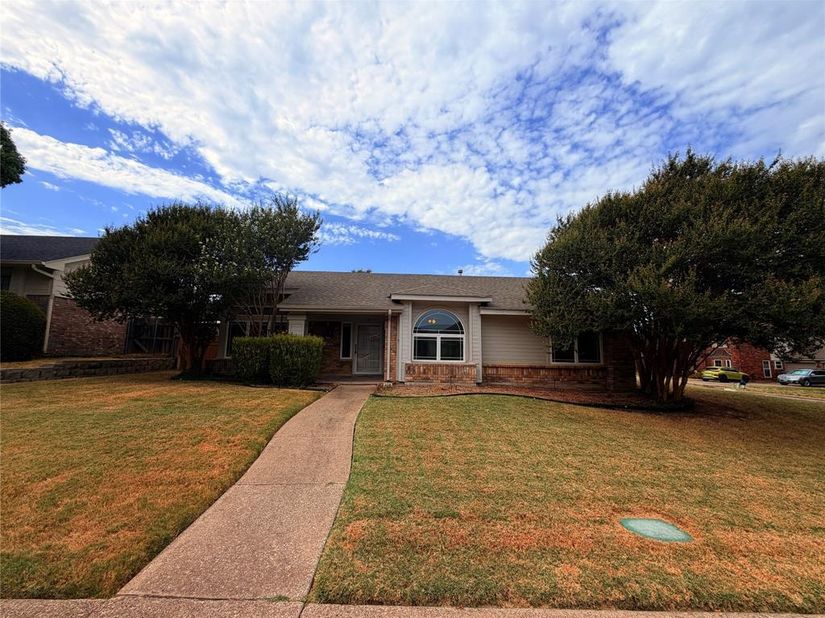 301  Hillside Court , Garland Texas 75043