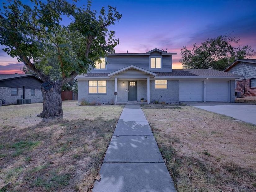 1804  Mims Street , Fort Worth Texas 76112