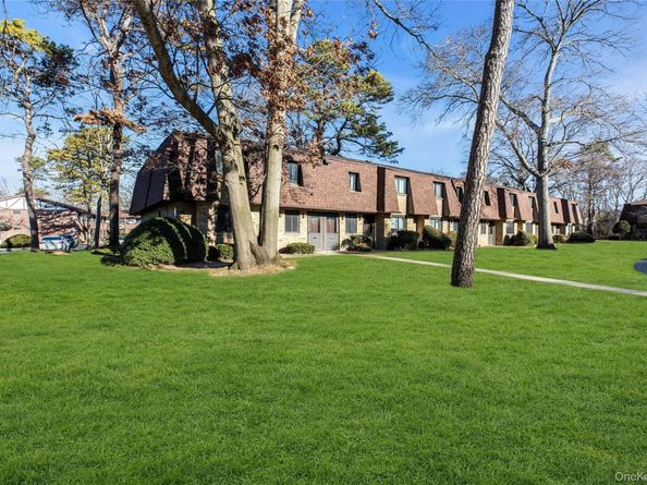 35 Newbrook 35, Bay Shore NY 11706