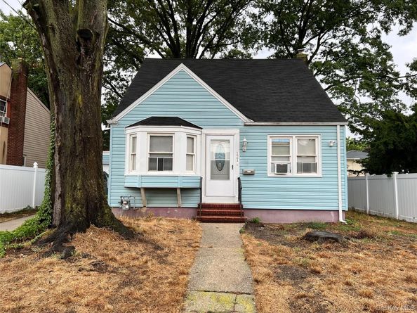 121 E Pennywood Avenue, Roosevelt NY 11575