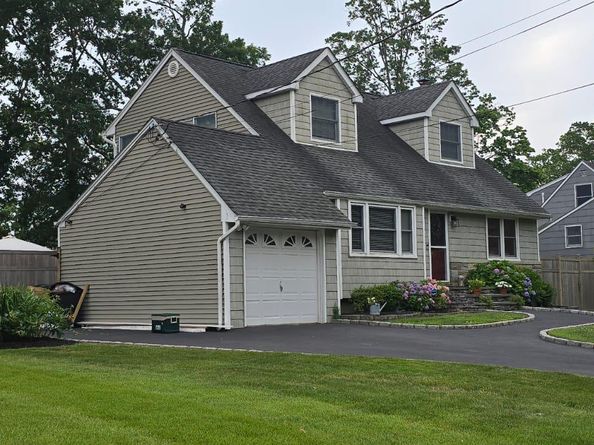 6 Robinson Street, Shoreham NY 11786