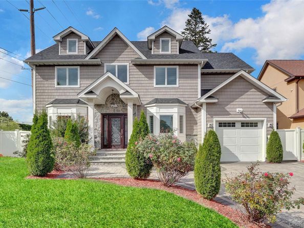 10 Fuschetto Court, Farmingdale NY 11735