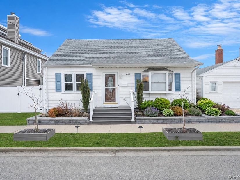 677 S 9th Street, Lindenhurst NY 11757