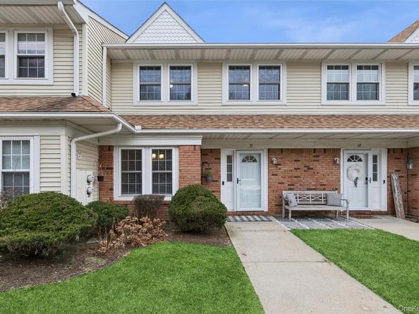 15 Gazebo Lane, Holtsville NY 11742