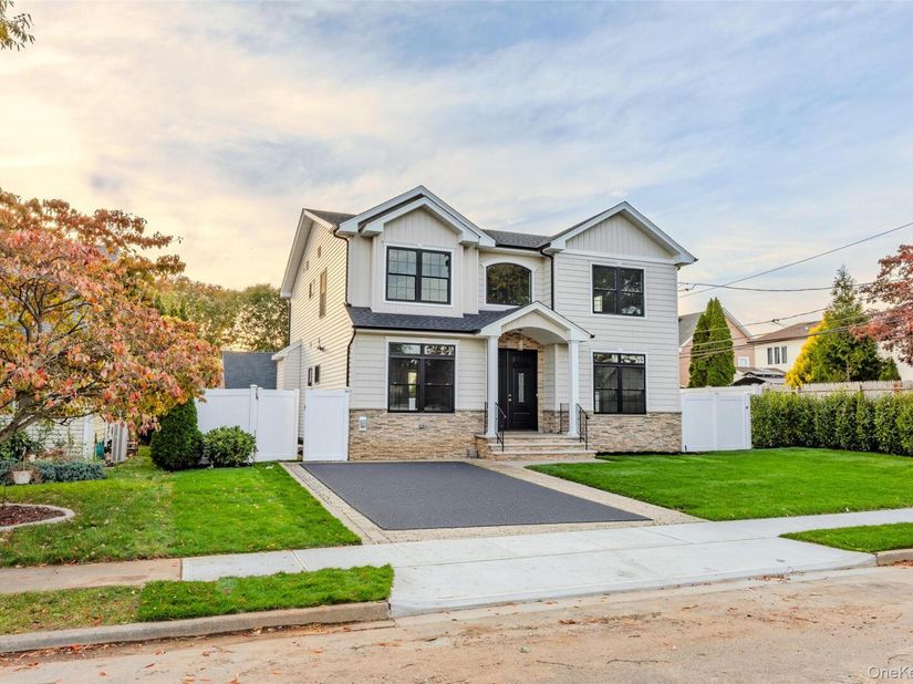 30 Briggs Street, Hicksville NY 11801