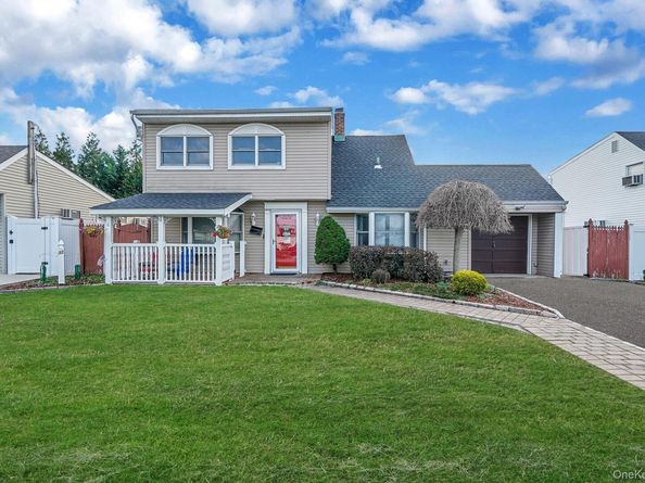 32 Needle Lane, Levittown NY 11756