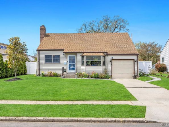 14 Dahlia Lane, Deer Park NY 11729