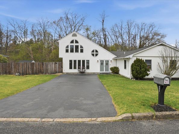 31 13th Street, Holbrook NY 11741