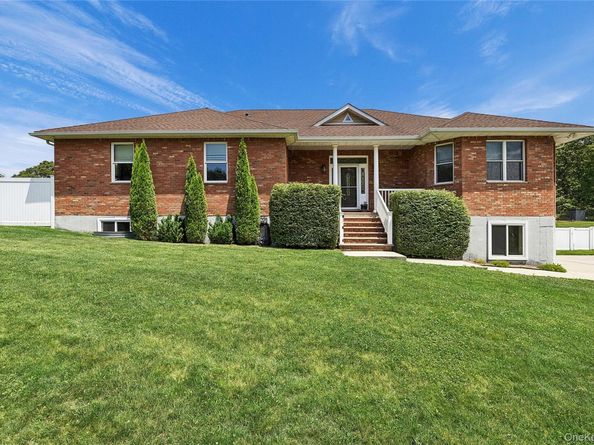 52 Mastro Road, Calverton NY 11933