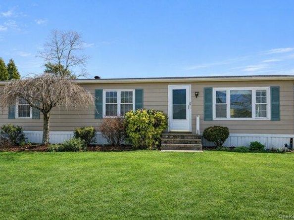 1661 Old Country Road Unit #415 415, Riverhead NY 11901