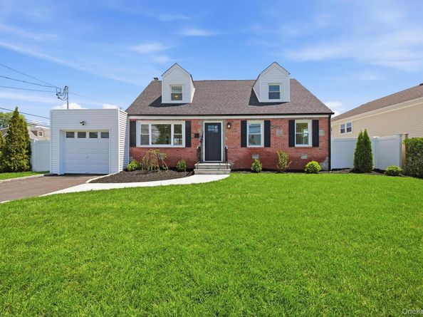 91 Doges Prom, Lindenhurst NY 11757