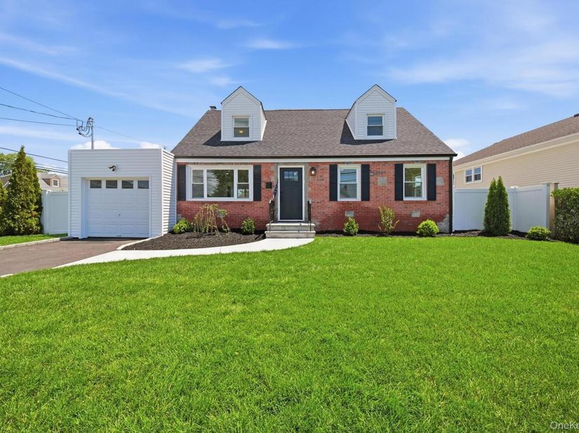 91 Doges Prom, Lindenhurst NY 11757