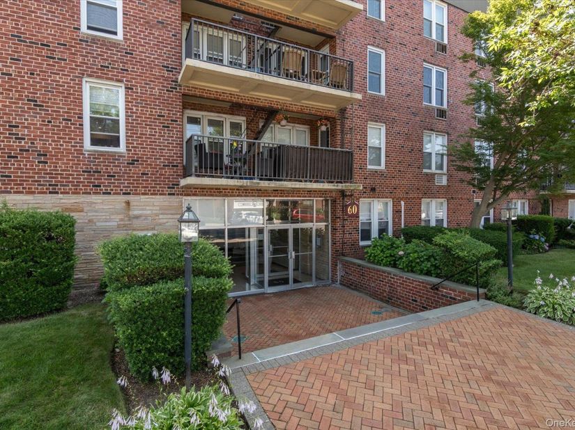 60 Hempstead Avenue 2C, Lynbrook NY 11563