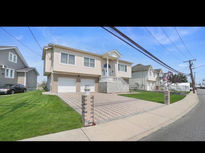 53 East Avenue, Lawrence NY 11559
