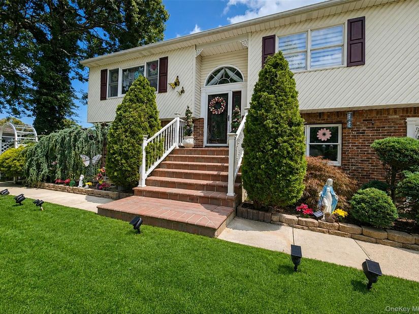 5 Avenue B, Holbrook NY 11741