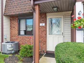 6 Cambridge Drive W