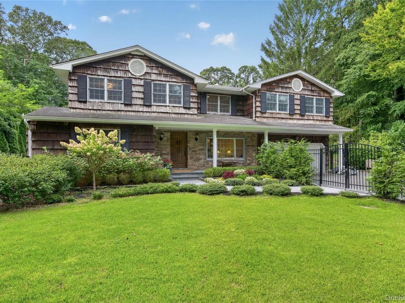 4 Salt Hay Way, Smithtown NY 11787