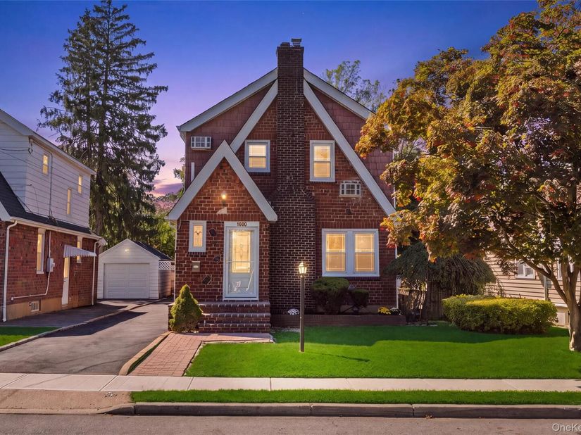 1900 Carleton Place, Baldwin NY 11510