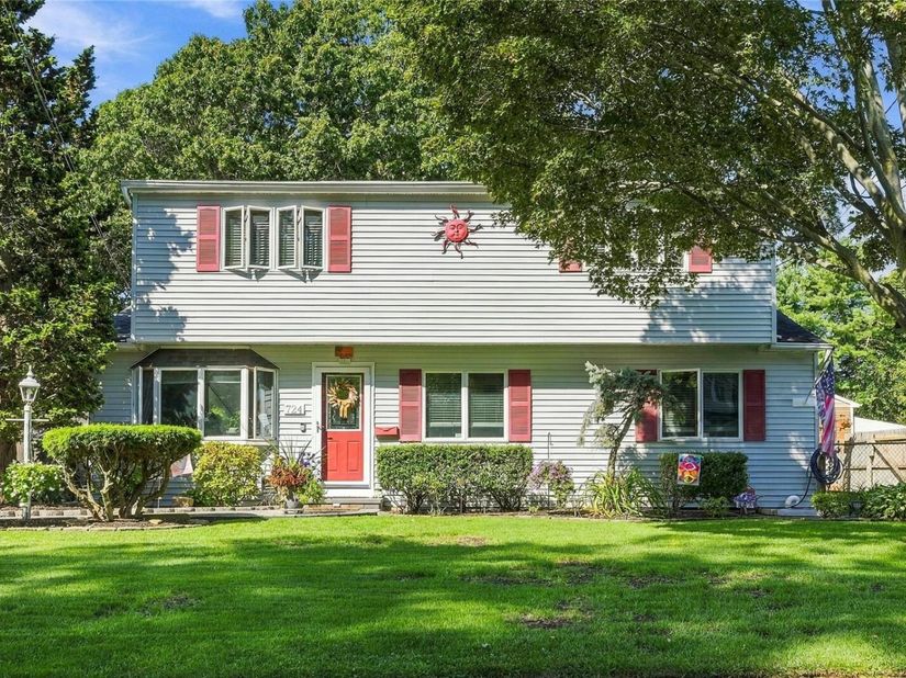 724 Sandra Avenue, West Islip NY 11795