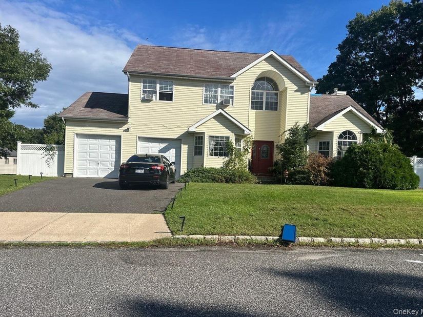 3 Waverly Place, Coram NY 11727