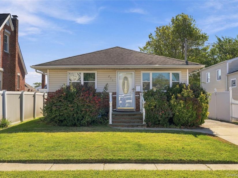 231 E Clearwater Road, Lindenhurst NY 11757