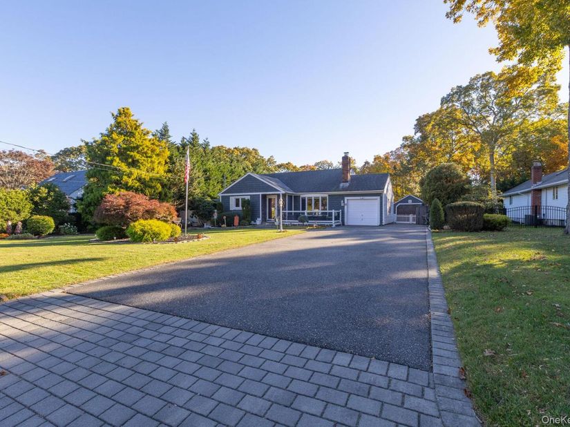 8 Tulip Court, Moriches NY 11955