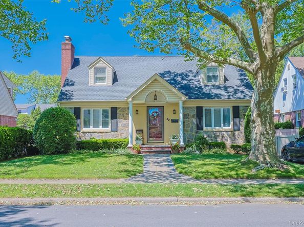 42 Beechwood Lane, North New Hyde Park NY 11040
