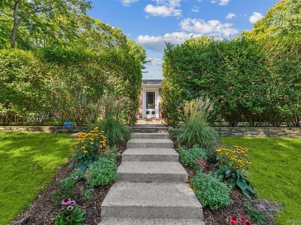29 Squiretown Road D, Hampton Bays NY 11946