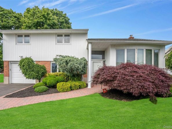 27 Coronet Lane, Plainview NY 11803