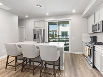 1472 W Sunrise Lane